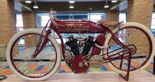 Много фенове на състезанията през 10-те години на миналия век са били почерпени с феноменален спектакъл, известен като състезания на борд писта. Това е спорт, изправящ човек и машина един срещу друг около кръгова писта, изградена от дървени дъски. И единственото нещо, на което всички се надяват, е да не умрат. Това е изключително опасен спорт и има добра причина да не продължи през 20-те години.

Продължават някои от мотоциклетите в него.  Повечето от тях отдавна са изчезнали, но не всички. Те също са оборудвани с най-добрата възможна технология за деня. За Indian това означава да се постави 1000-кубиков V-twin двигател и да се смени главата на четириклапанна настройка.

Това чудо успява да достигне скорост от 200 километра в час през 1922 г., невероятно постижение предвид технологията на епохата. Рекордът пада чак през 30-те години. Само четири от тези ранни състезателни &bdquo;индианци&ldquo; все още съществуват днес, което ги прави сред най-редките. Когато Mecum пусна един на своя търг в Монтерей през 2023 г., беше продаден за удивителните $285 000.